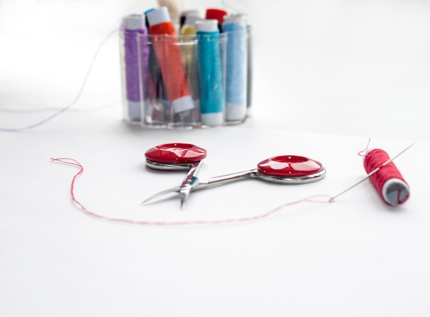 narzędzia do haftu: igły, nici, tamborek