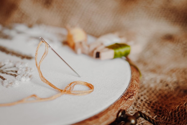 haftująca ręka nad tkaniną